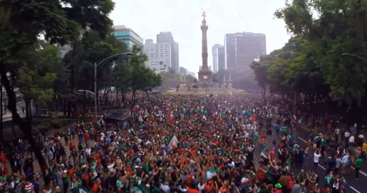 Ángel de la Independencia reúne a 150 mil aficionados tras triunfo de México ante Sudáfrica