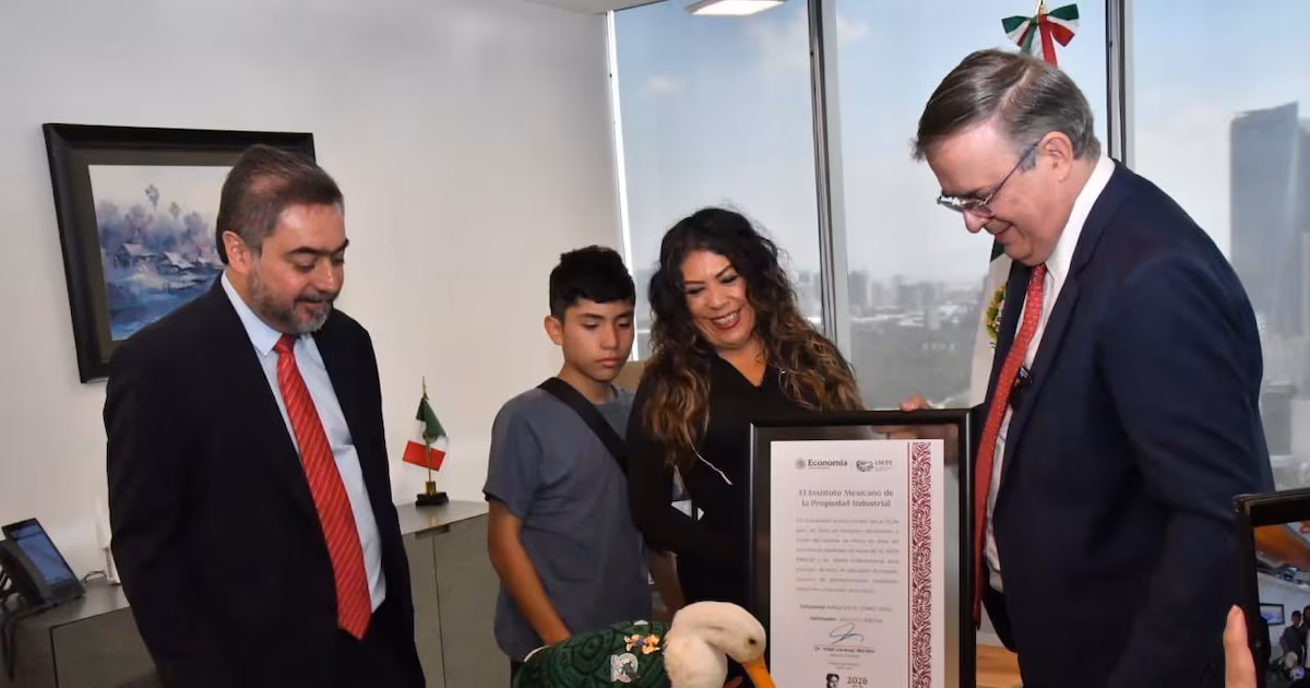 Ebrard reconoce marca del Pato Merlín para su familia: “Ya nadie puede usar la imagen”