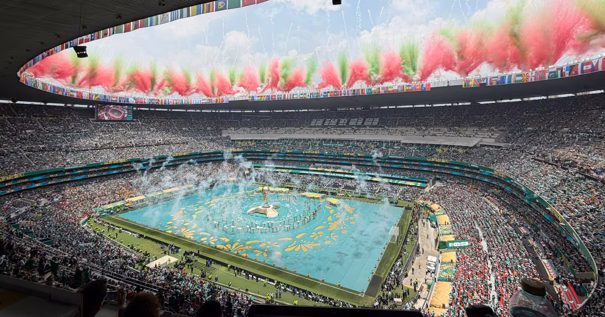¡Fiesta total! Llenan de banderas el Estadio Ciudad de México previo al juego con Inglaterra