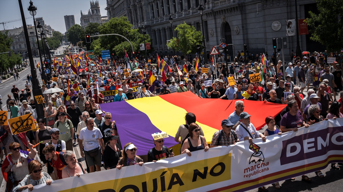 La Marcha Republicana recorre Madrid para clamar por el "no a la guerra"