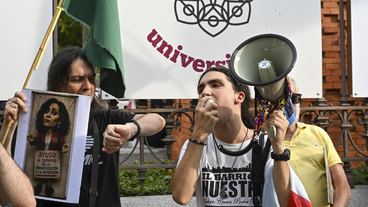 Medio centenar de alumnos defiende la continuidad de Casa Árabe en una concentración