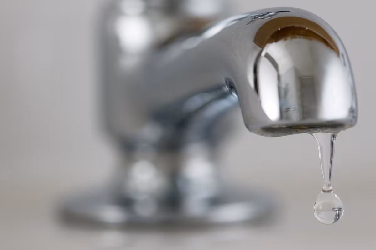 Debía $8,8 millones en gastos comunes y condominio le cortó el agua: Corte de Apelaciones ordenó reponer servicio