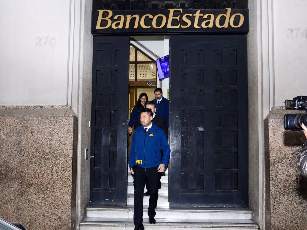 PDI realiza diligencias en sucursal de BancoEstado en Santiago Centro por investigación del Tren de Aragua