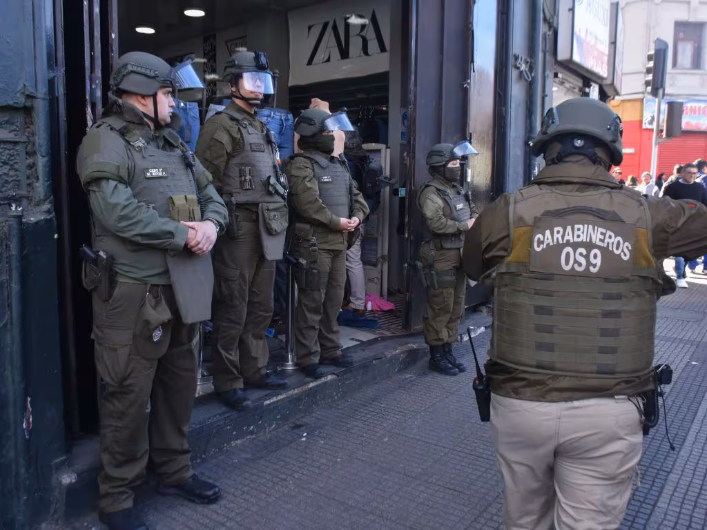 Operativo policial en Barrio Meiggs: allanan locales por presunta venta de productos falsificados