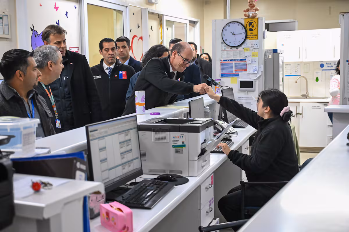 FOTOS. “Las diferencias políticas quedan lejos”: La trastienda de la inspección nocturna al Hospital El Pino por ola de delincuencia