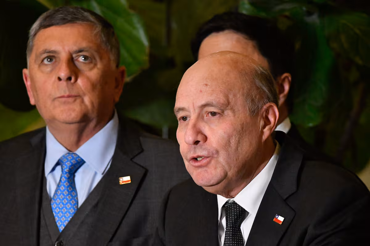 Gobierno cede y ministro Quiroz acepta participar en mesa de negociación por la megarreforma impulsada por presidenta del Senado