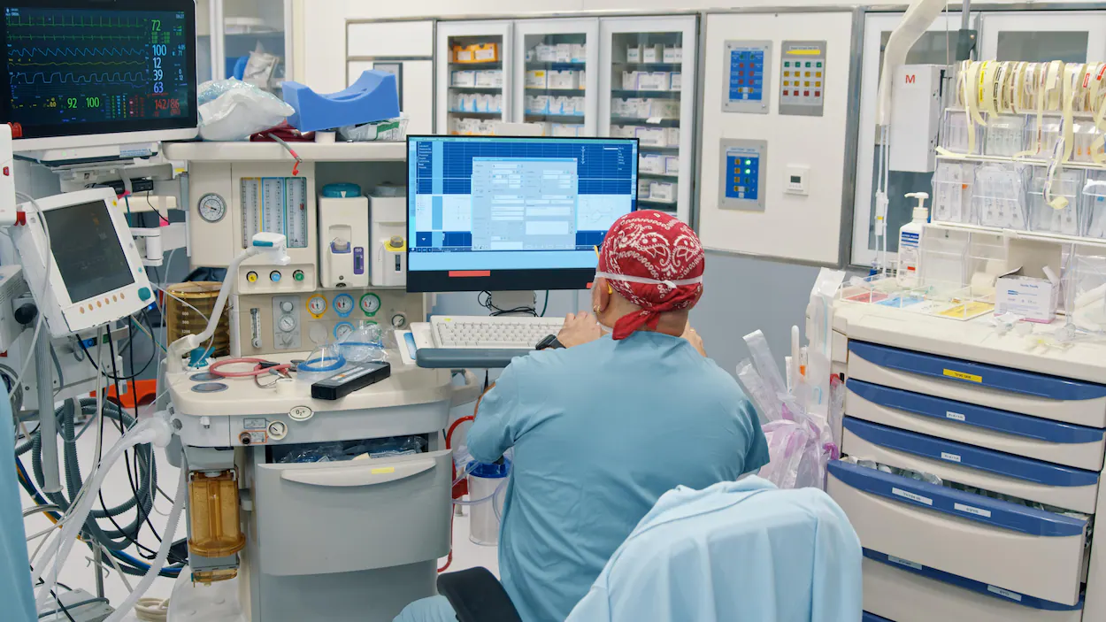 Des médecins épuisés par l’implantation du Dossier santé numérique. Photo : Getty Images / alexey_ds