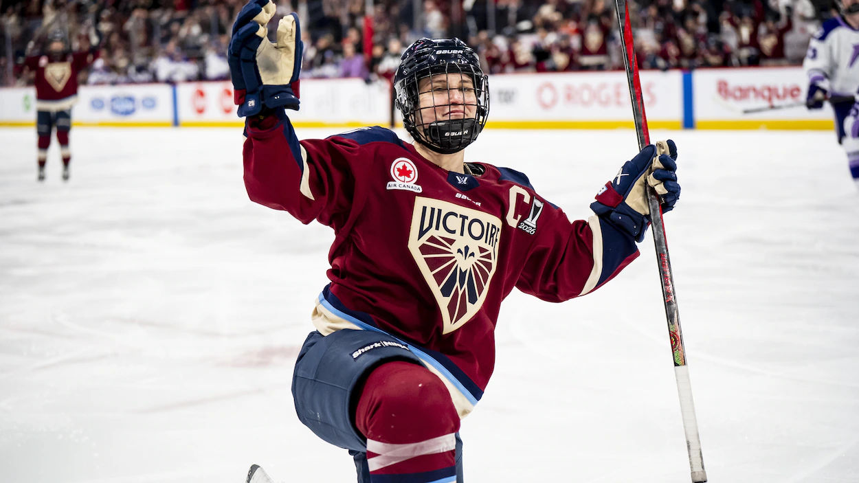 Marie-Philip Poulin sera opérée à un genou en juillet. Photo : The Canadian Press / Christopher Katsarov