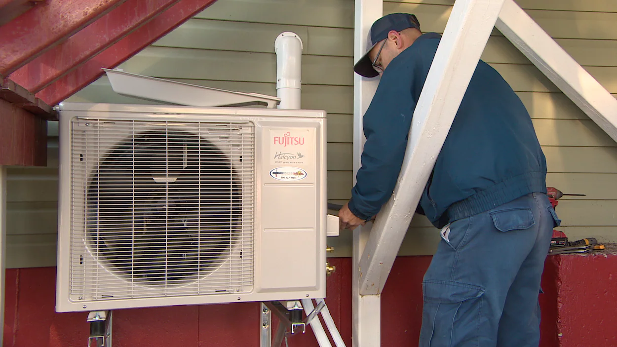 Les Québécois moins nantis pourront faire installer une thermopompe gratuitement. Photo : Radio-Canada