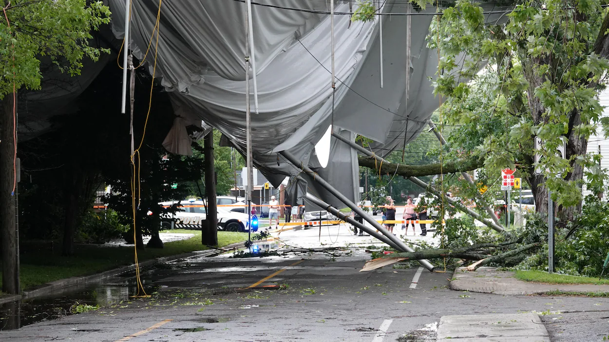 Des orages violents causent des milliers de pannes d’électricité au Québec. Photo : Radio-Canada / François Sauvé