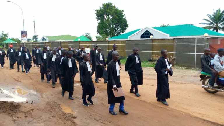 Marche des avocats à Mbuji-Mayi contre l'agression présumée de leur confrère par un officier militaire