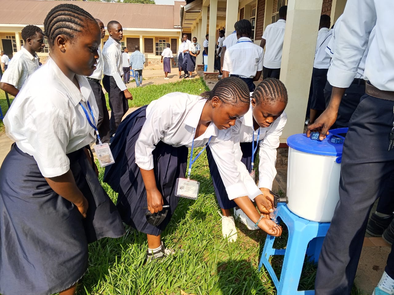 Dispositifs de lavage des mains et contrôle sanitaire renforcé dans les centres de l’Examen d’État à Beni