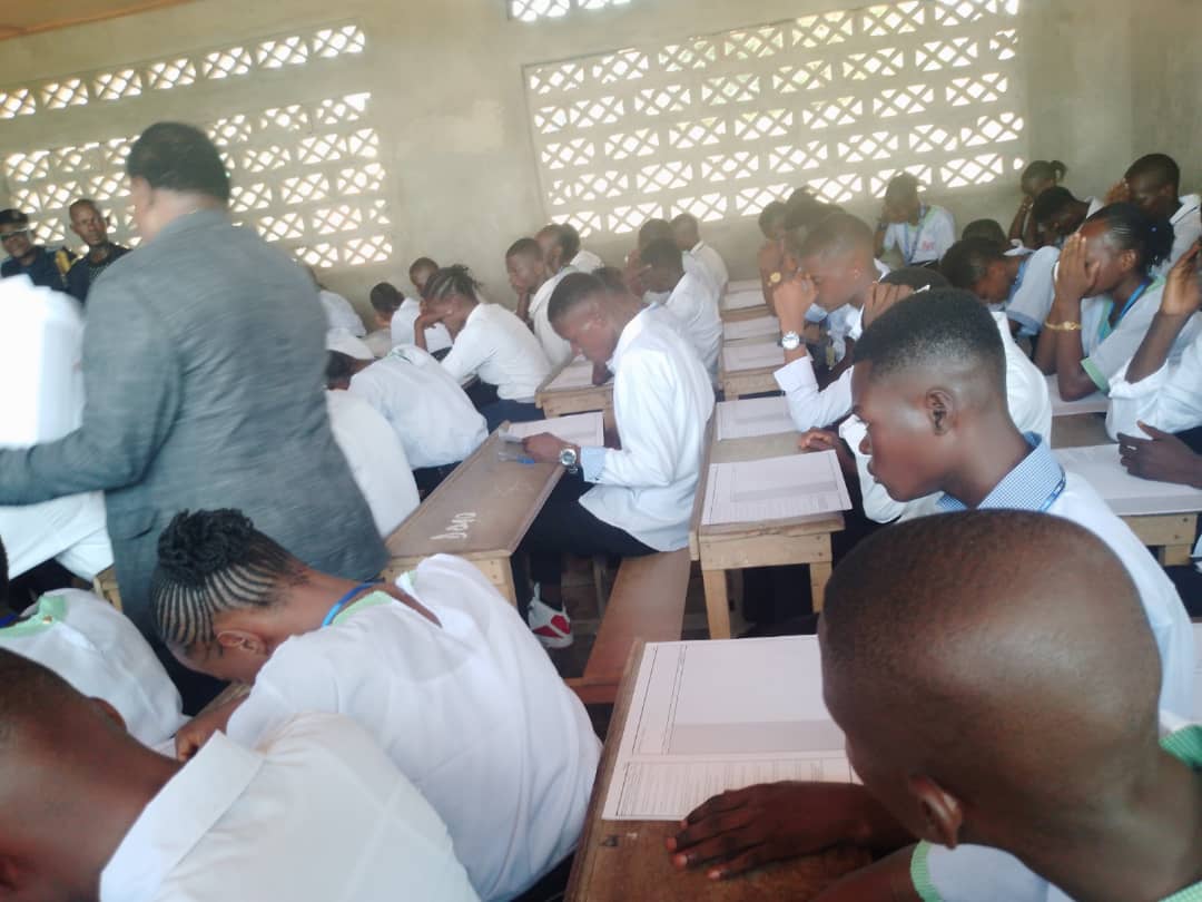 Drame à Bandundu : une candidate à l’Examen d’État décède en pleine épreuve après un malaise