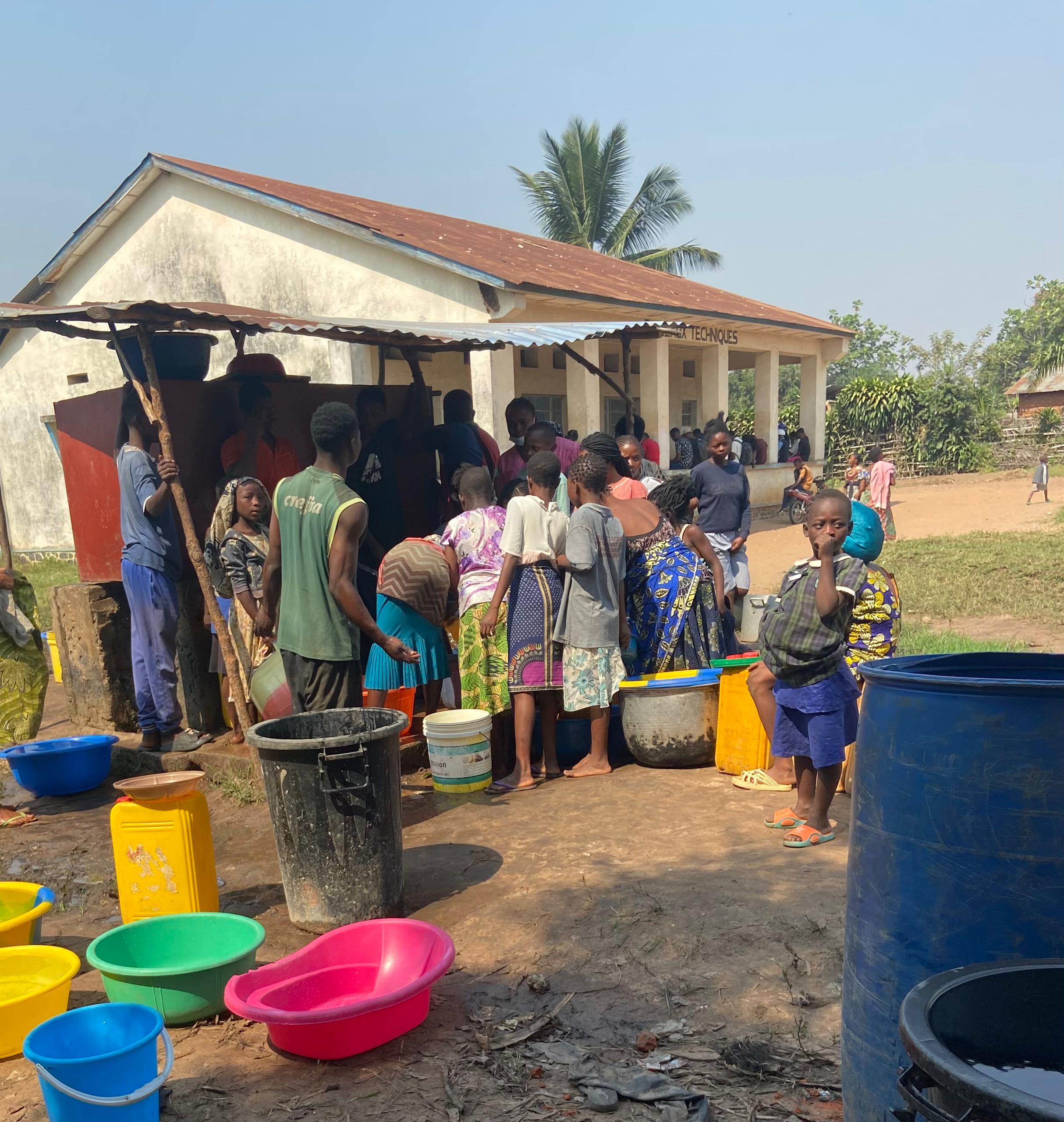 Privés d’eau depuis plus de deux semaines, les habitants de Kananga se rabattent sur les puits et forages