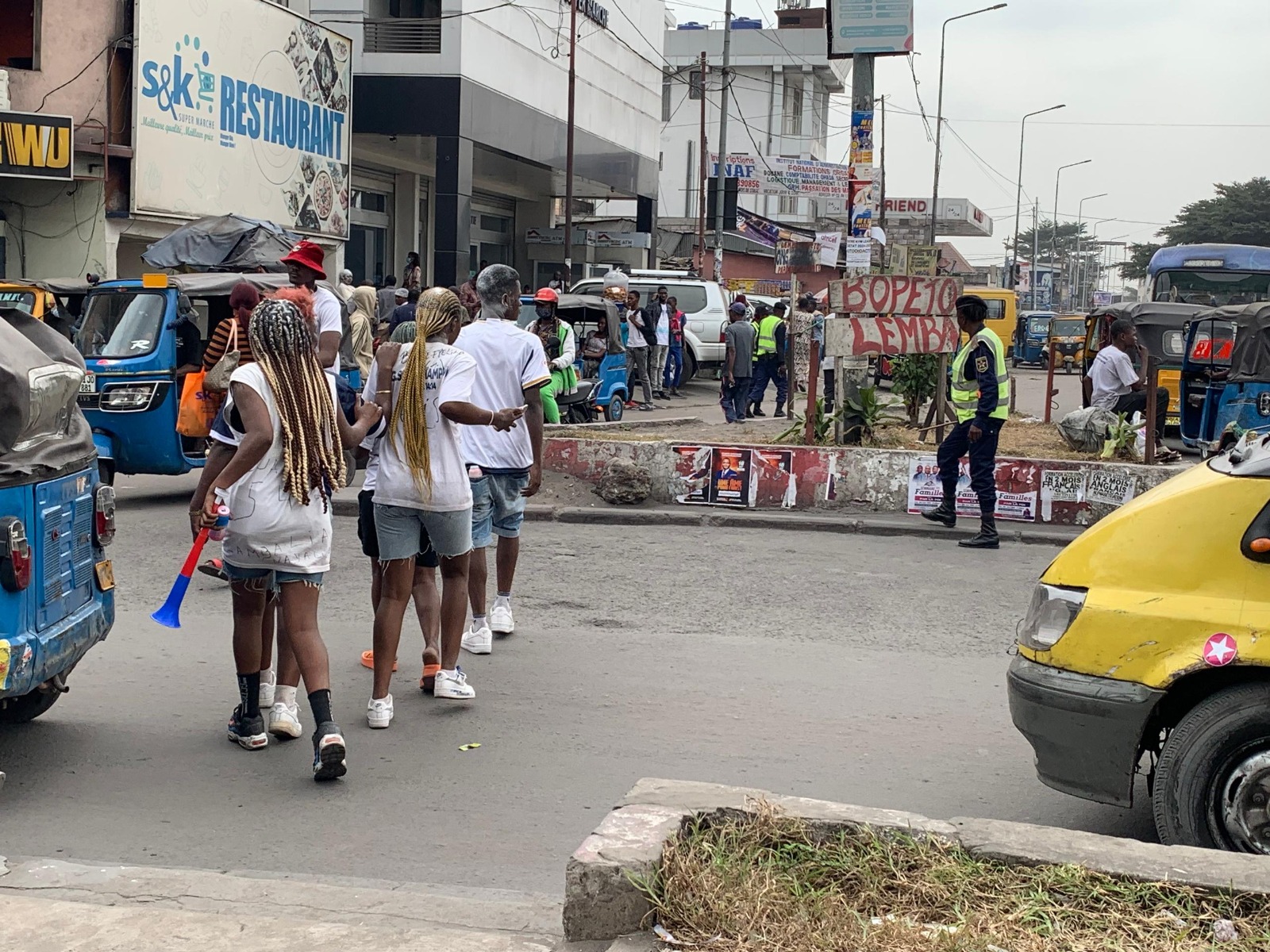 Scènes de liesse après la publication des résultats de l’Examen d’État du district de Tshangu à Kinshasa