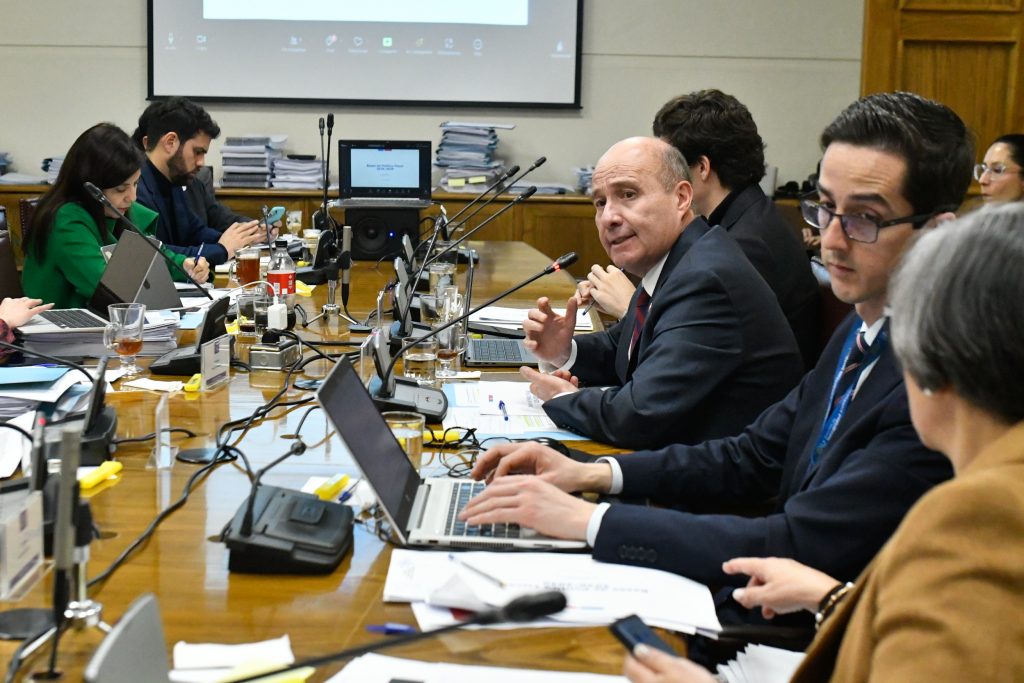 Ministro Quiroz ajusta proyecciones económicas: Hacienda prevé crecimiento de 3,5% al 2030 y descarta llegar al 4% prometido por Kast