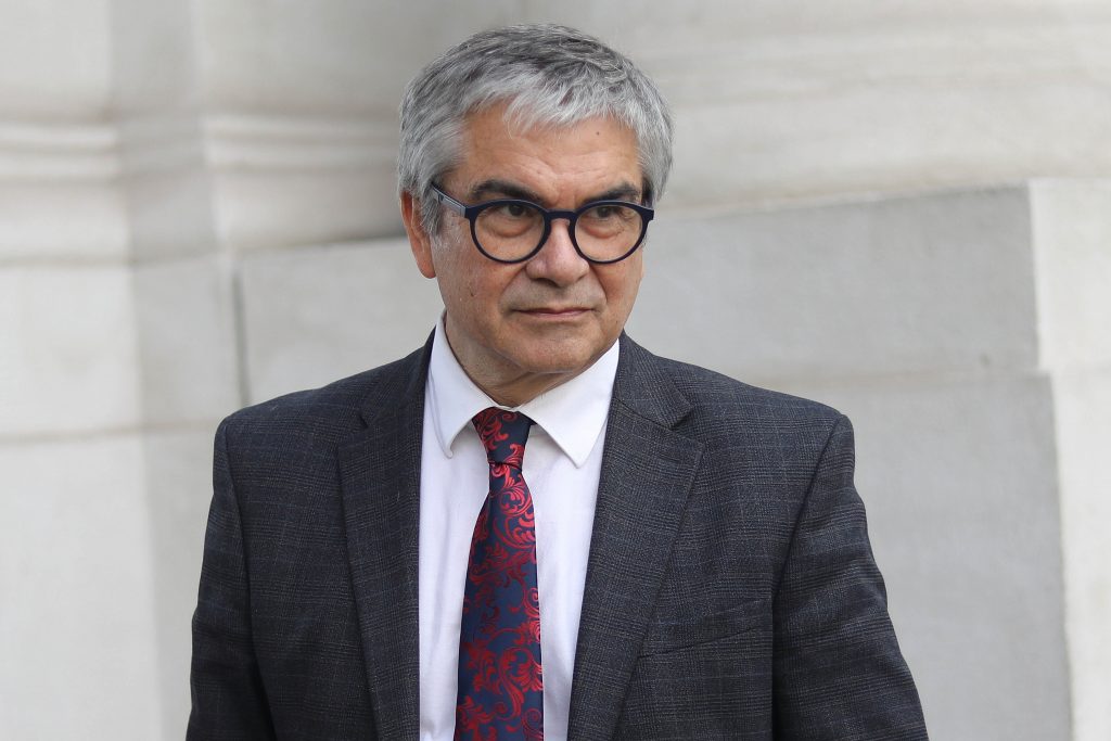 Mario Marcel presenta libro sobre la crisis económica y reúne a Gabriel Boric en la Universidad de Chile