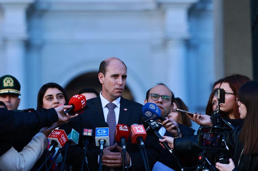 Ministro Arrau responde a Matthei por críticas a la seguridad: "La invito a informarse de buena manera"