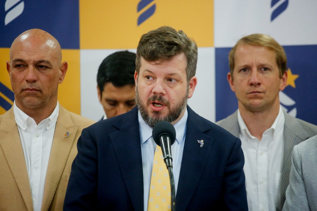 Kaiser emplaza a Kast por indultos a uniformados y critica falta de avances del Gobierno