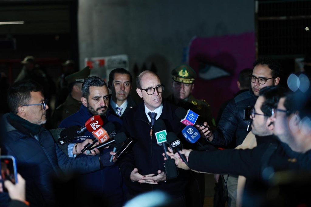 Minister Arrau leads police deployment at Hospital El Pino station on Line 2