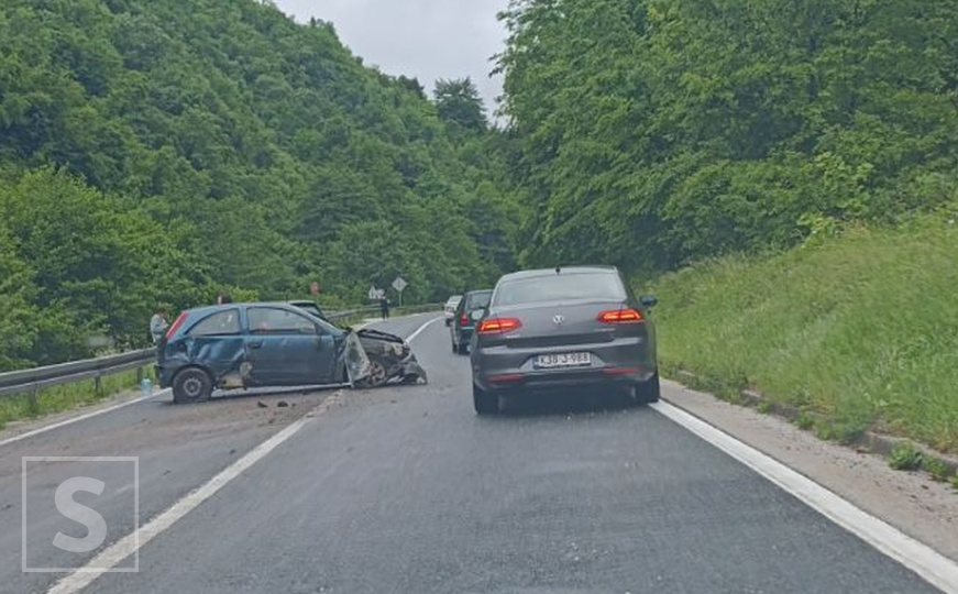 Kiša i mokar kolovoz uzeli danak: Saobraćajna nesreća u Hadžićima