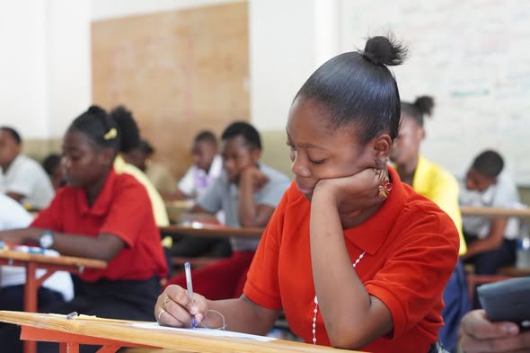 Haïti : près de 97 % des candidats ont participé à la première série des examens d’État, selon les autorités