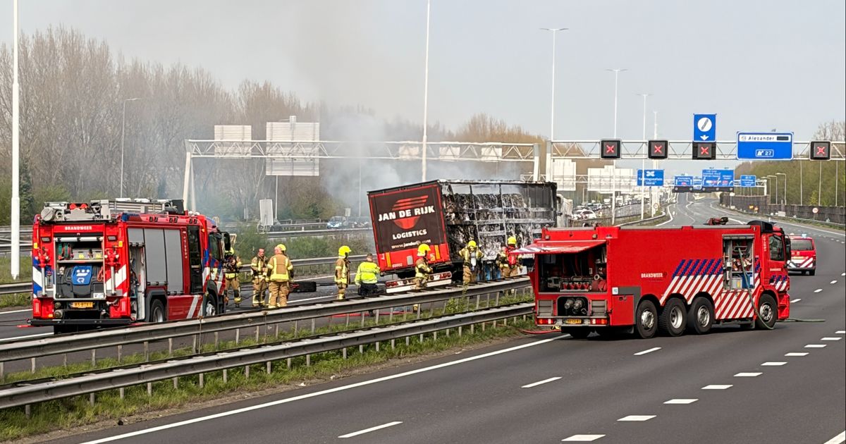 Vrachtwagen in brand op snelweg bij Rotterdam, hoofdrijbaan voorlopig nog dicht