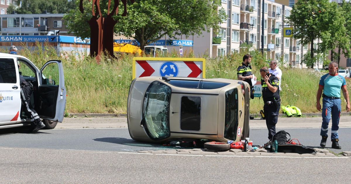 Brommobiel kantelt en raakt beschadigd | Motorrijder gewond bij botsing met auto