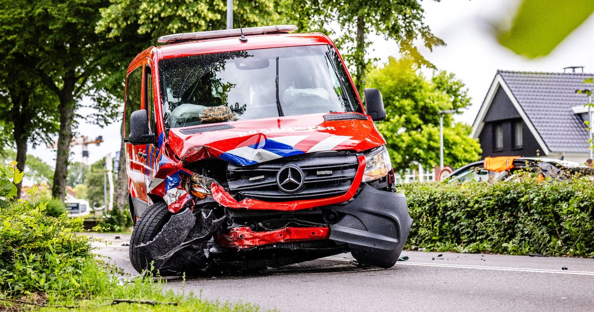 Brandweerbusje is onderweg naar reanimatie, maar botst onderweg op personenauto