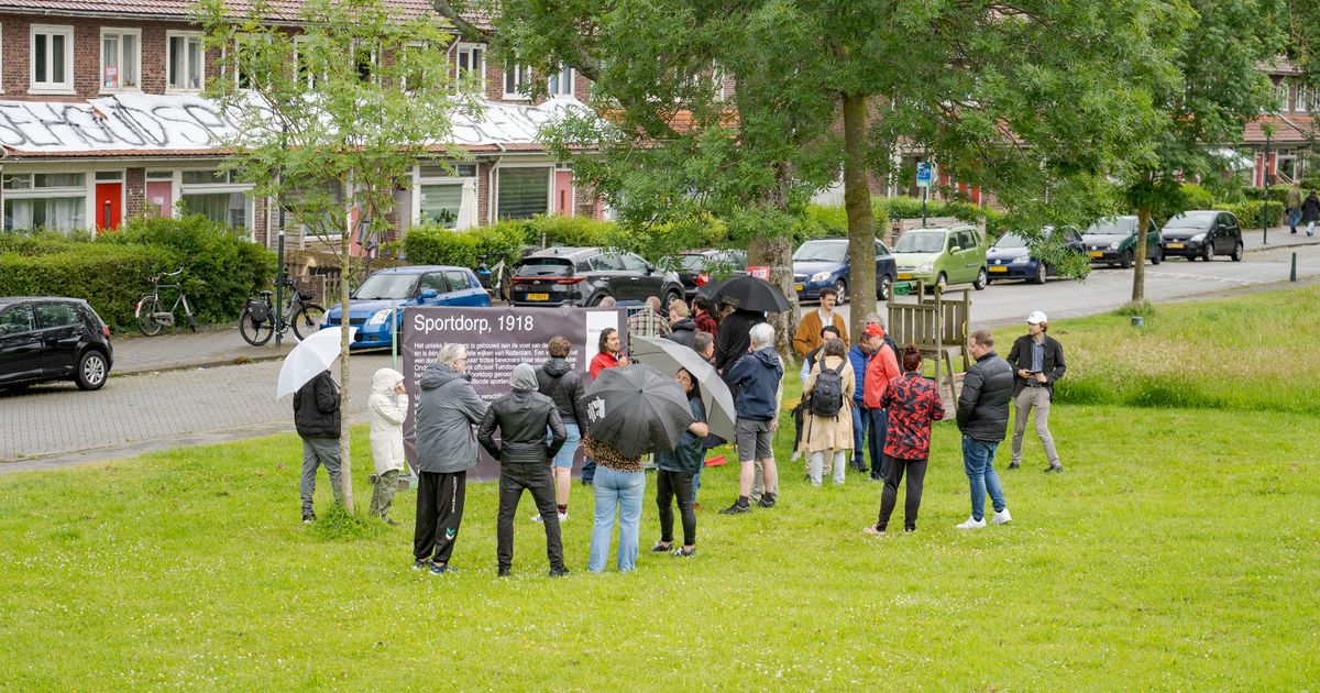 Bewoners Sportdorp roepen wijk symbolisch uit tot monument in protest tegen sloopplannen