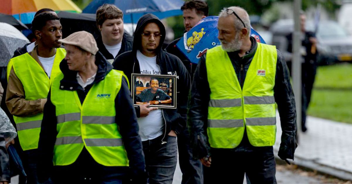 Ruim tweehonderd mensen lopen stille tocht voor neergestoken Kalilu (21): 'Een moedige sfeer'
