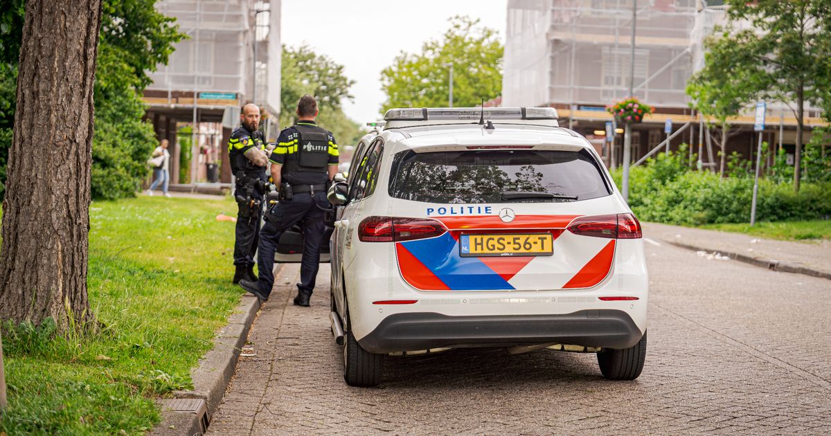 Twee verdachten met mogelijk vuurwapen, politie schiet bij aanhouding | Auto gevonden in Nieuwe Maas, geen lichaam