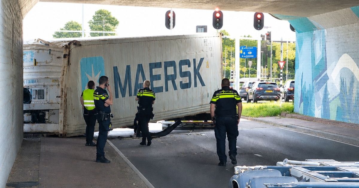 Container valt van vrachtwagen, weg urenlang dicht | Jongens (14, 16) verwonden agent bij arrestatie