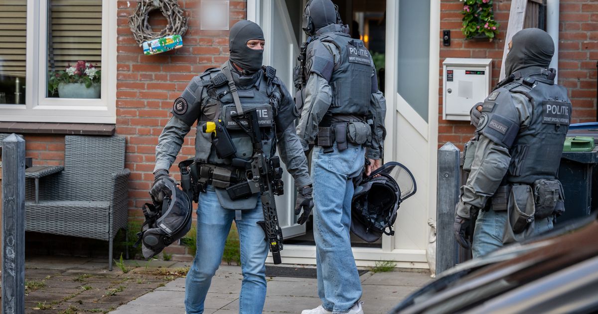 Man geblinddoekt afgevoerd na reeks invallen door zwaarbewapende agenten