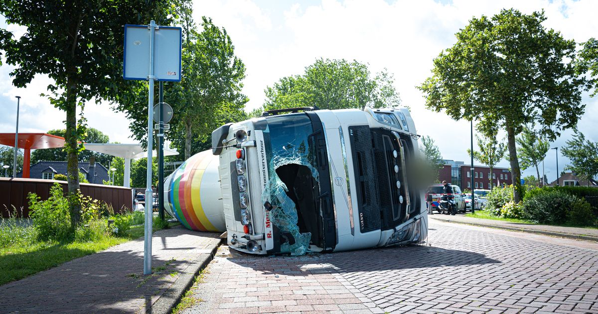 Betonwagen kantelt en verliest beton in sloot, omstanders bevrijden chauffeur