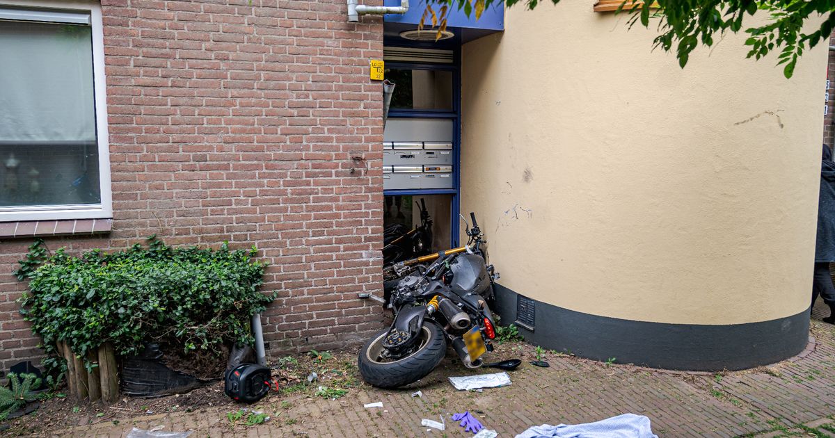 Motorrijder rijdt tegen muur en raakt zwaargewond