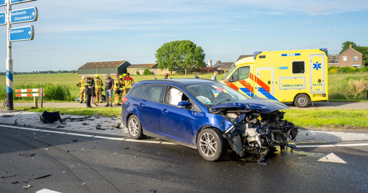 Flinke schade en auto in water na botsing | Man (19) opgepakt na ruzie en steekpartij