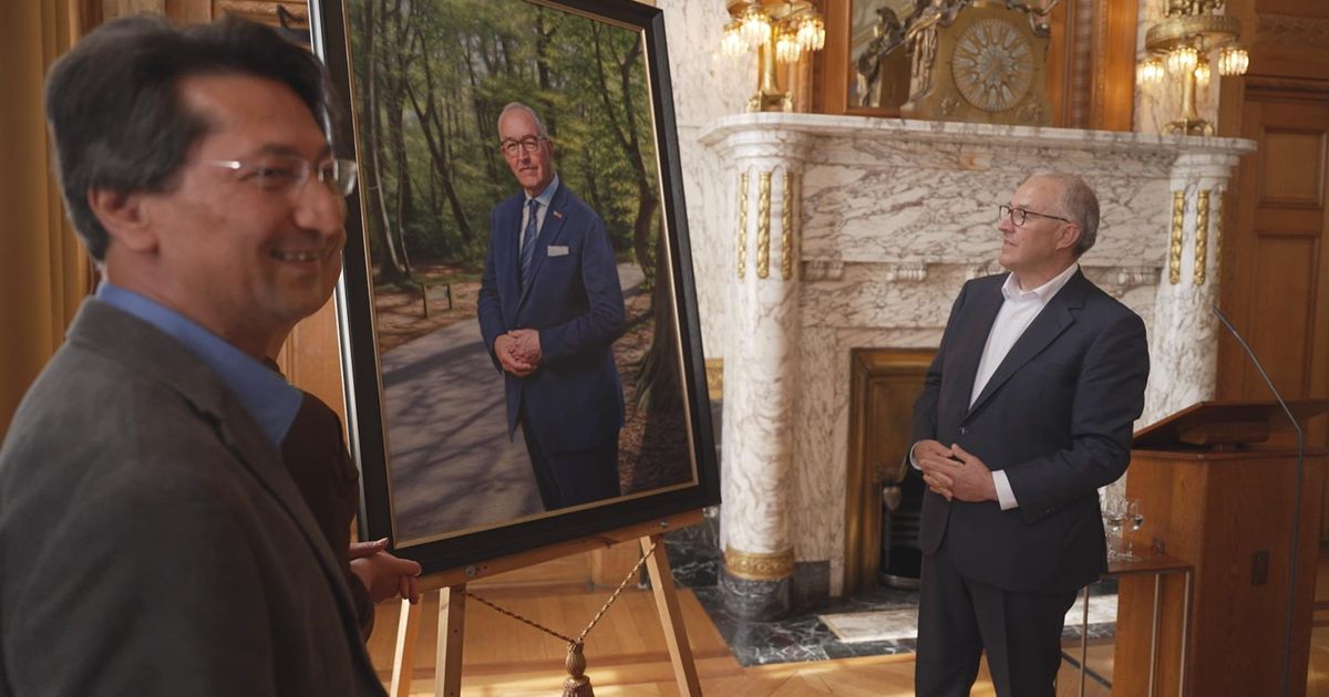 Ahmed Aboutaleb onthult portret in stadhuis: 'Een zachtaardige blik, maar wel een beetje streng'
