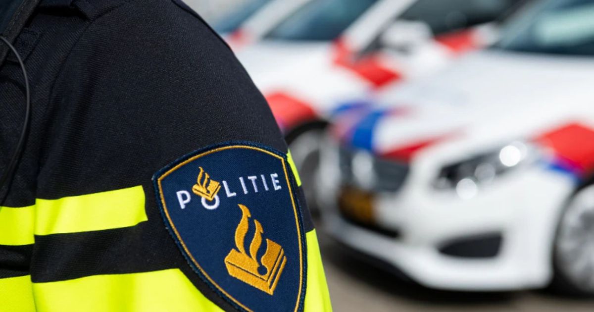 Auto slaat over de kop en belandt in sloot, bestuurder naar ziekenhuis