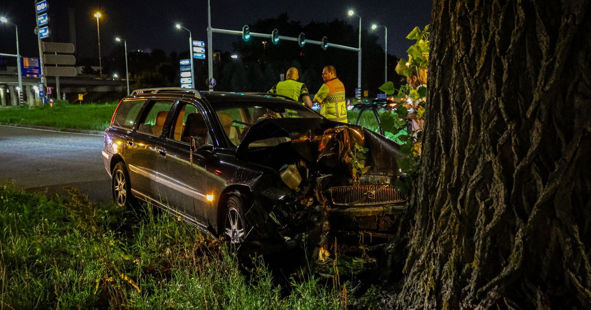 Auto knalt tegen boom, hulpverleners rijden naar verkeerde plek