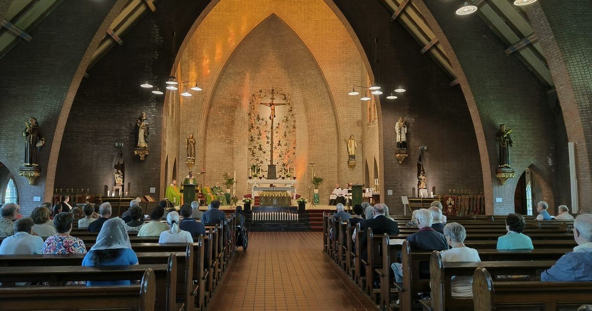 Bij deze kerk werden 19 geestelijken onthoofd: 'Het is een hele diepe ervaring, zeker hier achter de kerk'