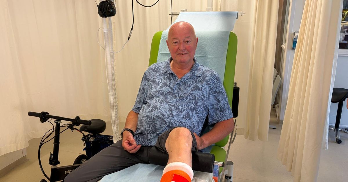 Willem (69) heeft oranje gips speciaal voor het WK: 'Maar als ze verliezen dan moet het er weer af'