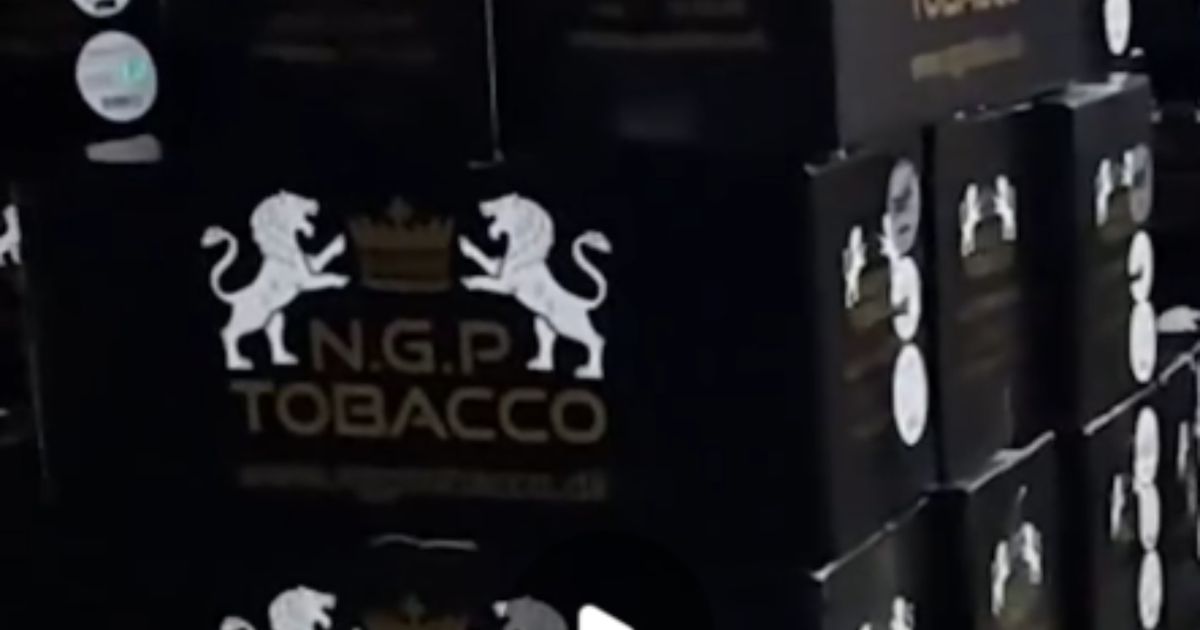 Recordvondst aan snus in Rotterdamse opslag | Man (20) opgepakt voor brandstichting bij woning