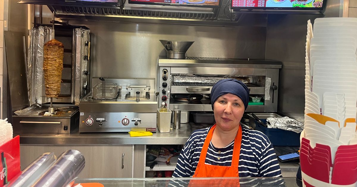 De snackbar van Nejla (54) is dag en nacht open: ‘Ik geef één waarschuwing, daarna bel ik de politie’