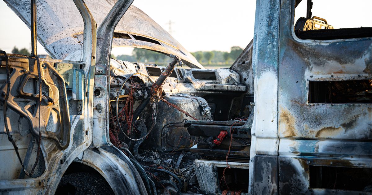 Camper uitgebrand, grote rookwolken te zien in omgeving | Gewonde bij steekpartij in shoarmazaak, drie aanhoudingen