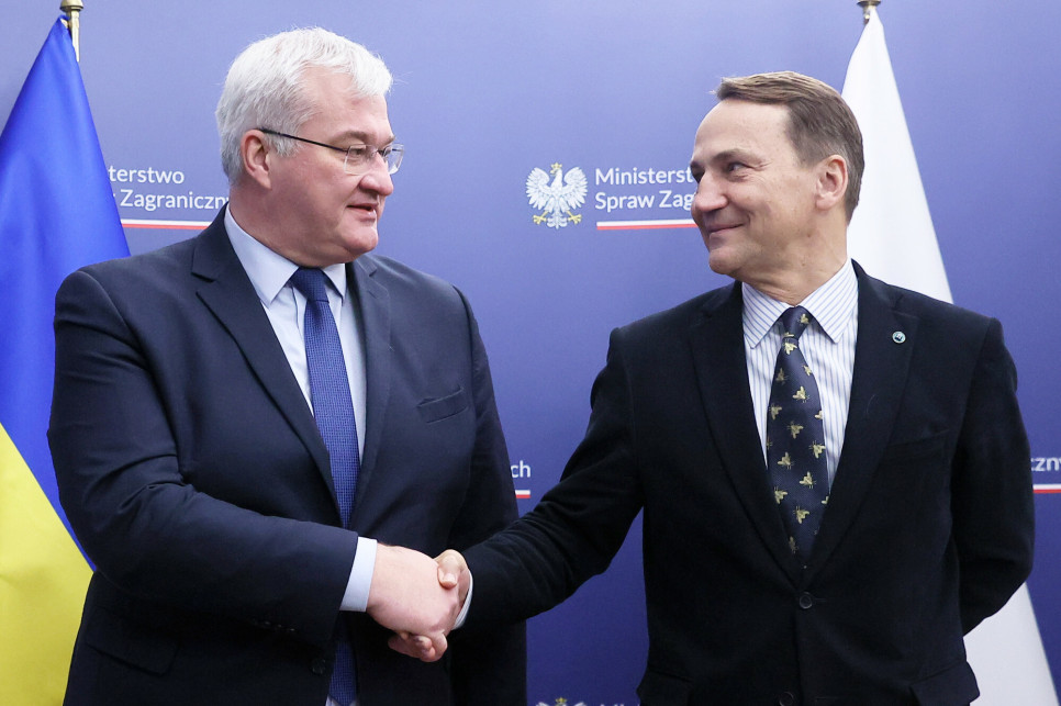 Sikorski spoke with Sybiha; highlighted difference between Russia and Ukraine