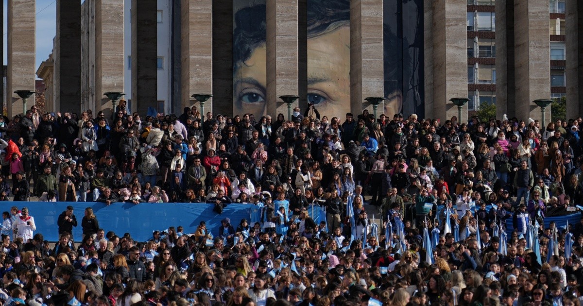 Federalismo reforzado en los discursos y la emoción de las primeras promesas a la bandera del "nuevo Monumento”