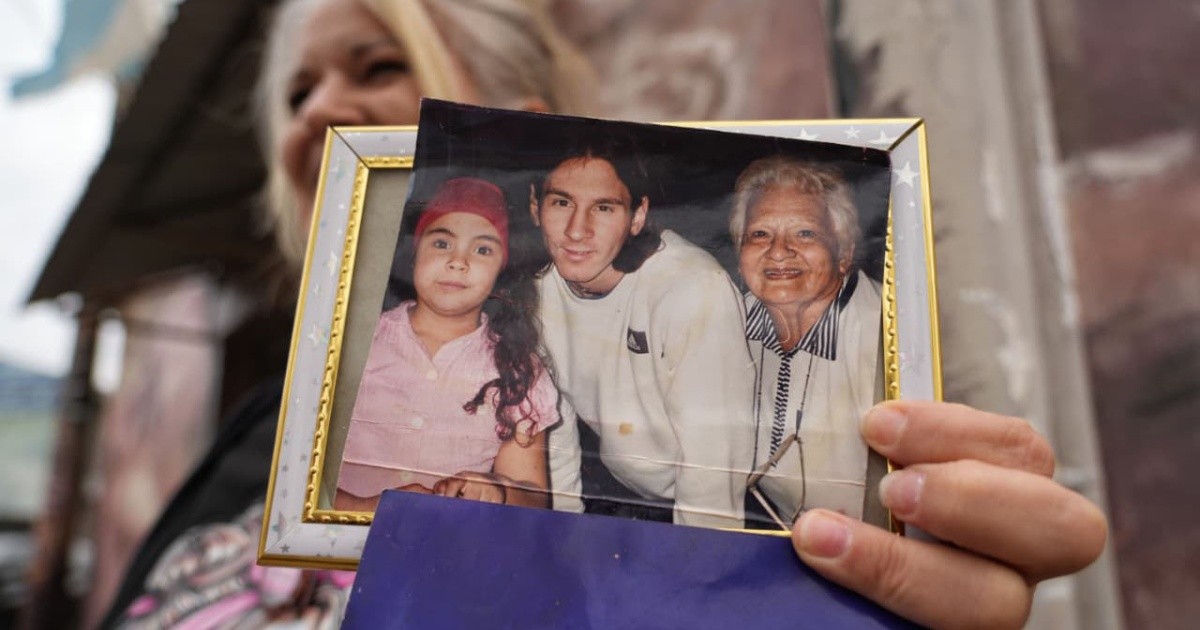 Festejo en el barrio de Messi: los vecinos salieron a la vereda a mostrar sus viejas fotos con Leo