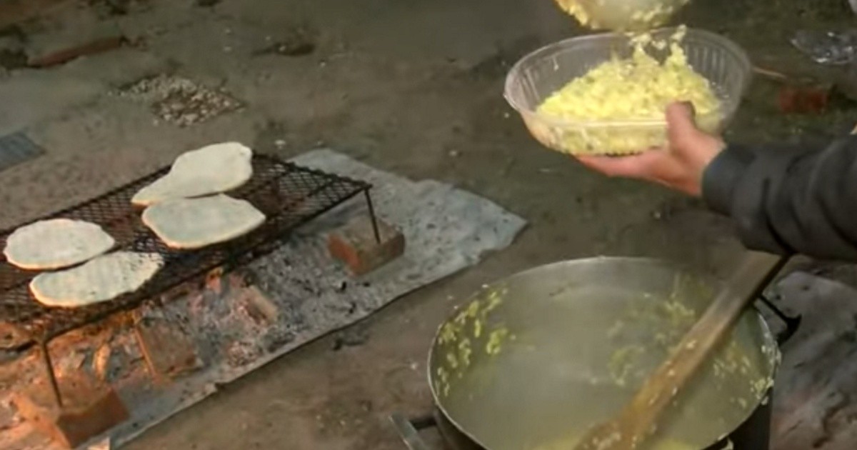 Reparten comida en Ludueña y apelan a la solidaridad: "Si tenés un pan, compartilo"