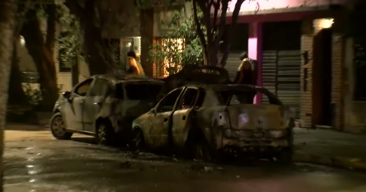 Ataque incendiario contra un auto estacionado frente al Roque Sáenz Peña provocó daños en dos vehículos